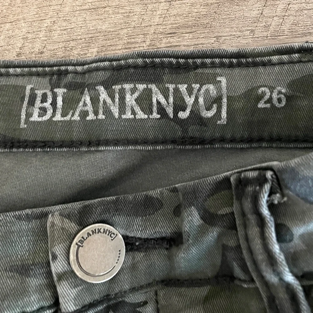 Blank NYC Camo Print Army Green Classic Low Rise Skinny Jeans Size 26
